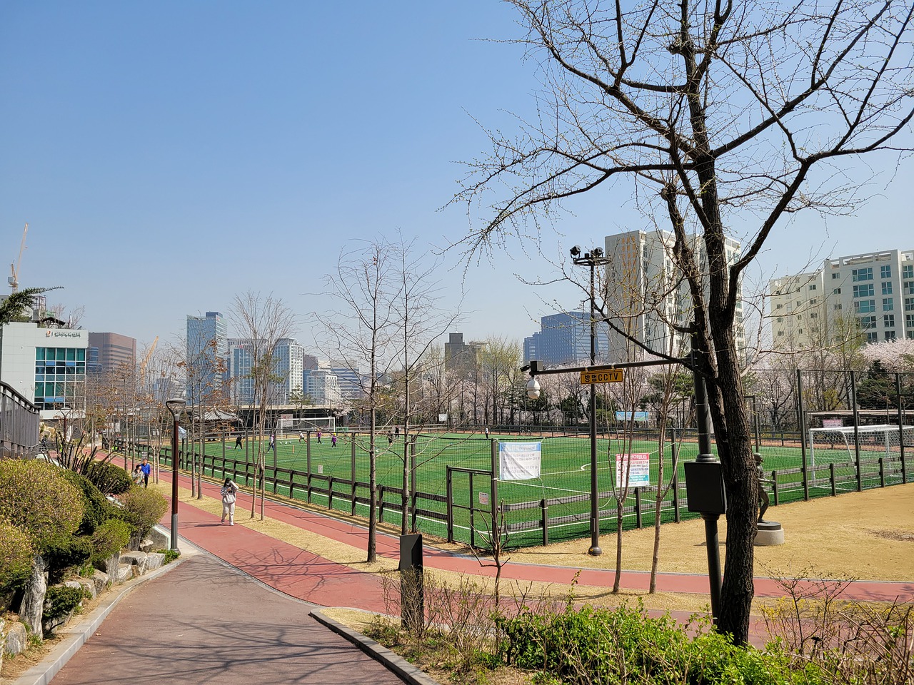 带到场边 带到场边